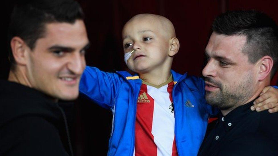 Bradley Lowery with dad Carl and Sunderland goalkeeper Vito Mannone