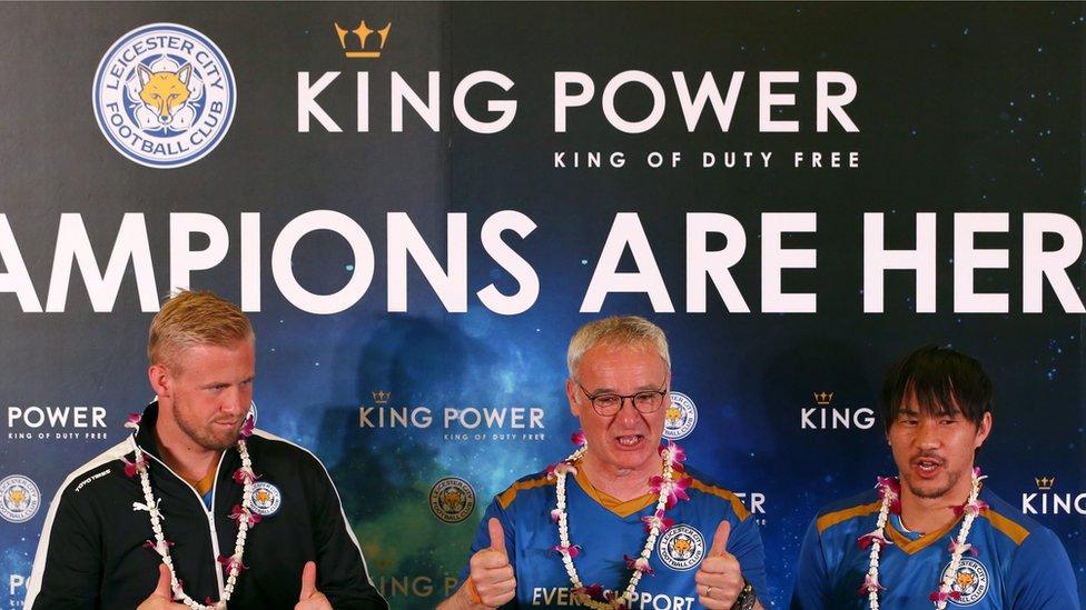 From left: player Kasper Schmeichel, manager Claudio Ranieri, and player Shinji Okazaki at Bangkok's airport (May 18 2016).