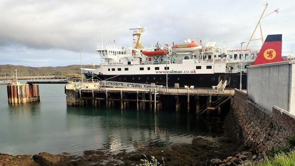 MV Lord of the Isles aig cidhe Loch Baghasdail