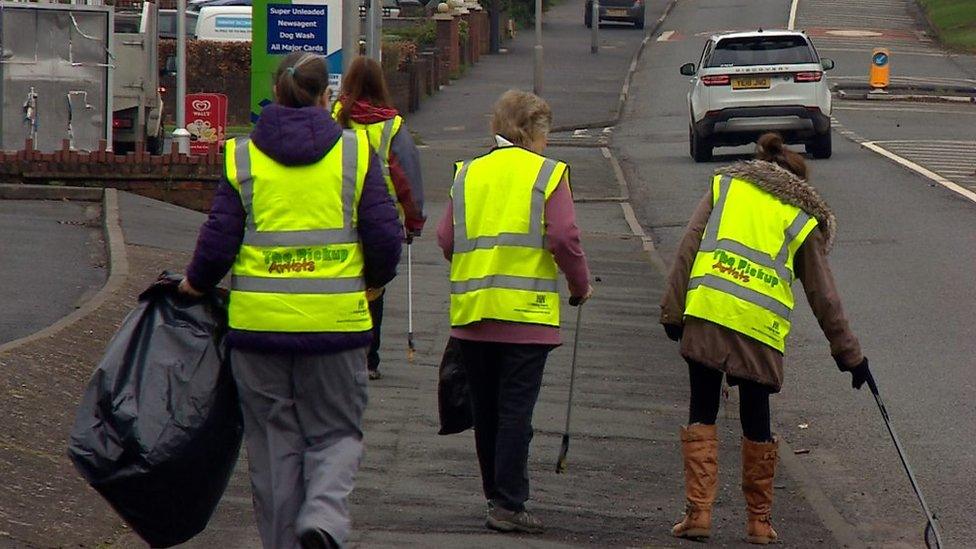 Litter pickers in Kidderminster