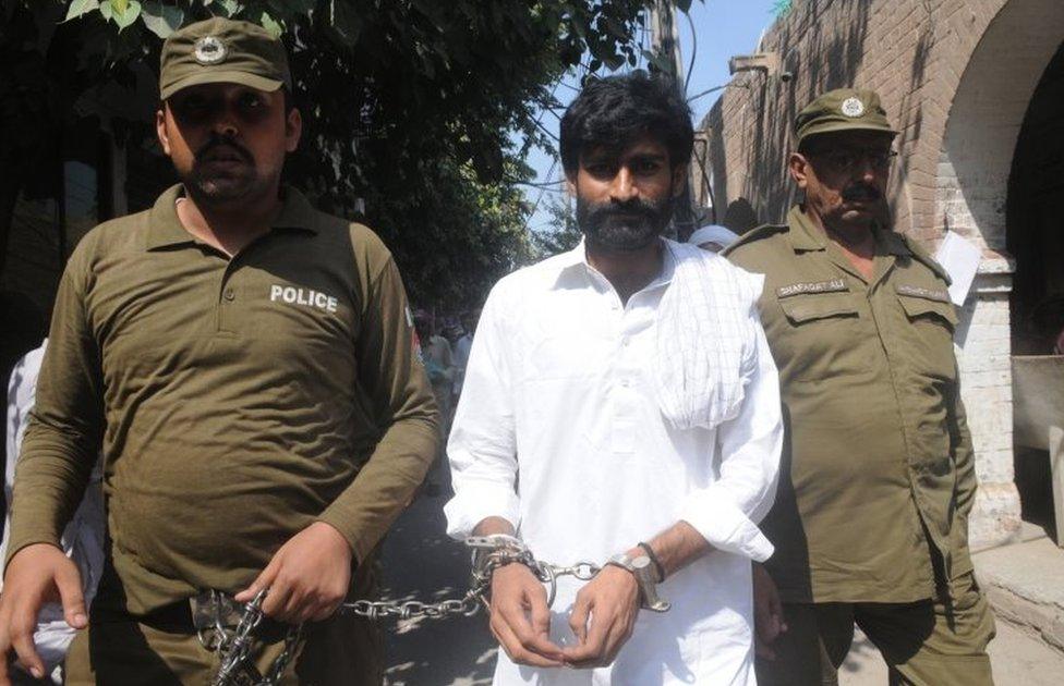 Police escort Waseem (C) the brother of slain Pakistani social media celebrity Qandeel Baloch, to a court in Multan, Pakistan, 27 September 2019.