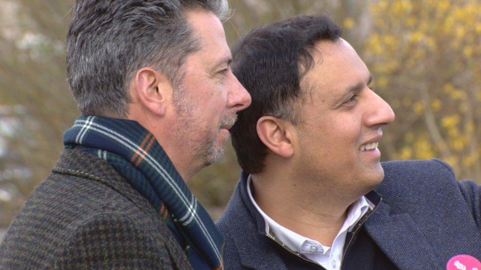 Ceannard nan Làbarach an Alba, Anas Sarwar, agus tagraiche Westminister nan Eilean Siar, Torcuil Crichton