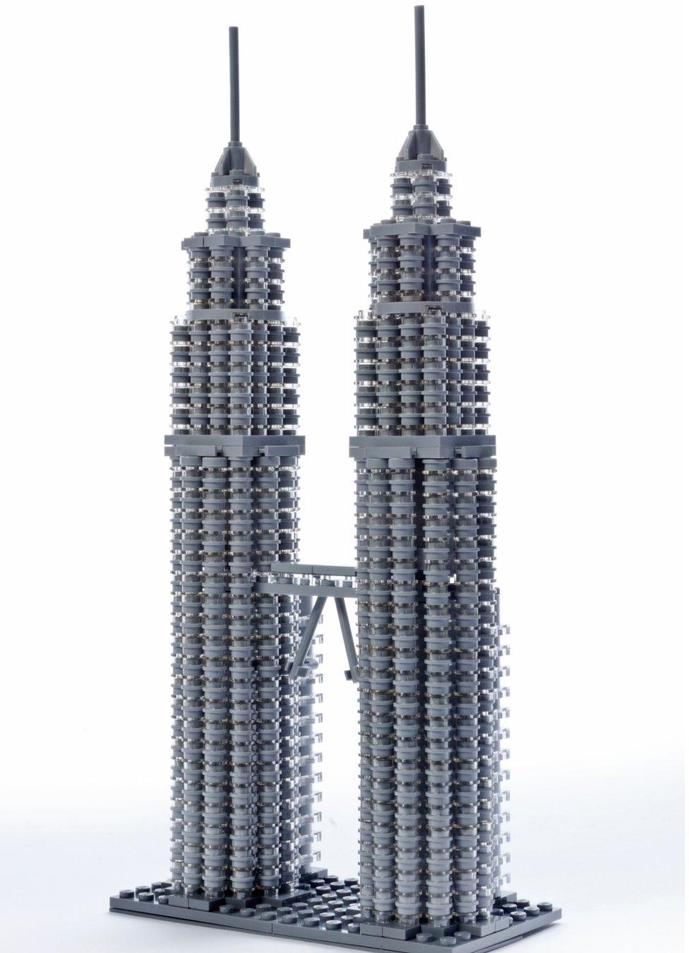 Kualar Lumpur's Petronas Towers in Lego