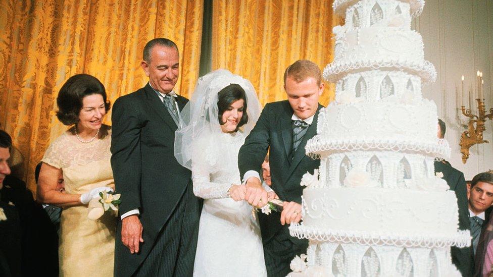 Couple cutting cake