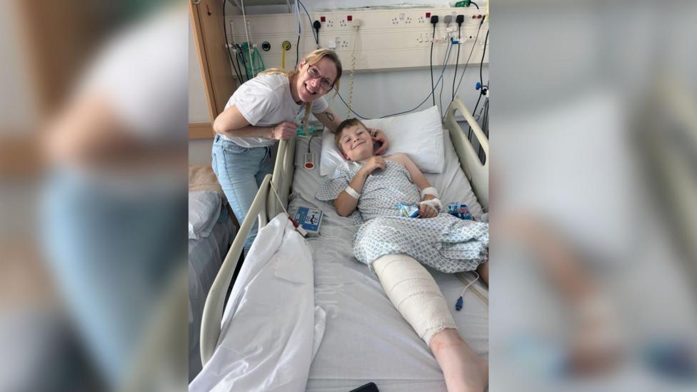 Mam bachgen 9 oed yn galw i'r dyn a'i darodd fynd at yr heddlu - BBC ...