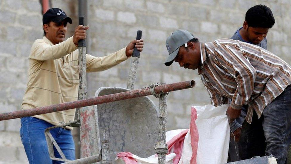 Asian labourers work at the construction site of a building in Riyadh, Saudi Arabia August 2, 2016. Picture taken August 2, 2016. REUTERS/Faisal Al Nasse