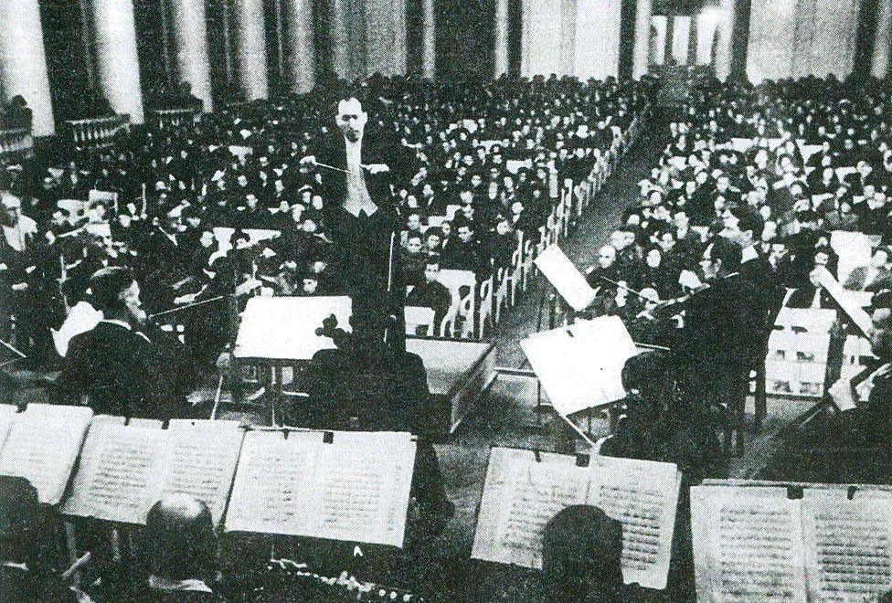 Shostakovich's symphony played by a starving orchestra - BBC