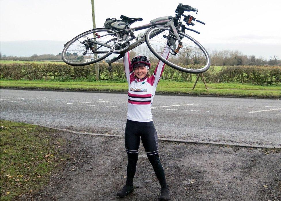 Kajsa Tylen with the bike over her head