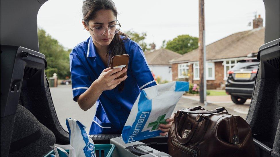 Community nurse arriving at a patient's home