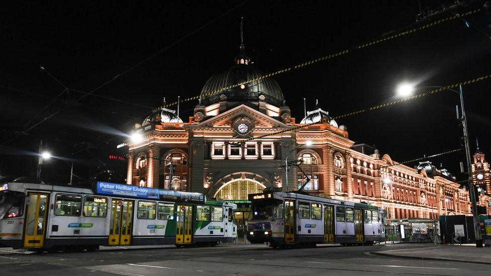 Gorsaf drenau Flinders Street yn wag yn y nos