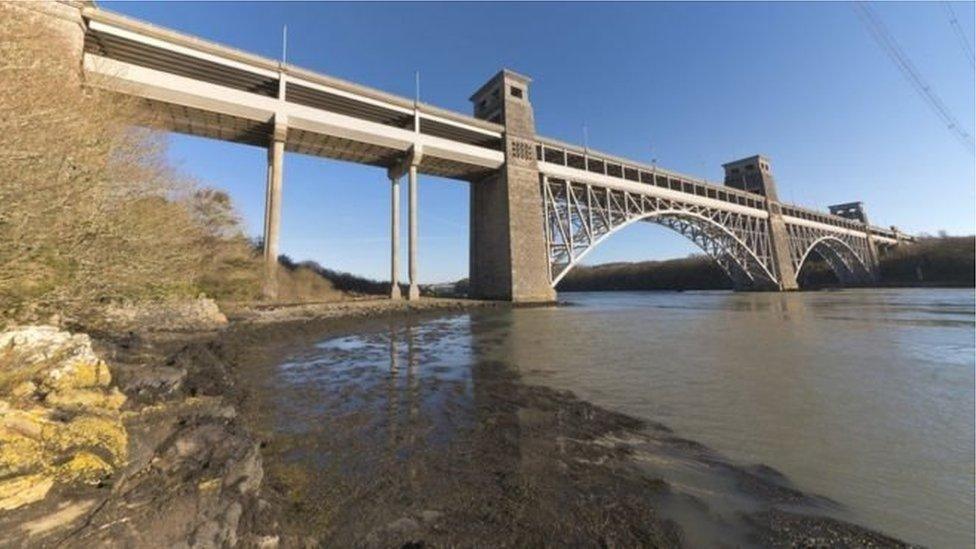 Mae tagfeydd traffig yn broblem gyson i'r rhai sy'n teithio ar hyd Pont Britannia