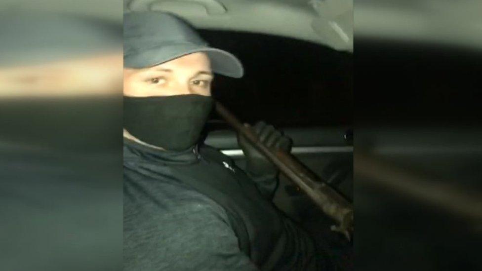 thief holds air rifle in stolen car