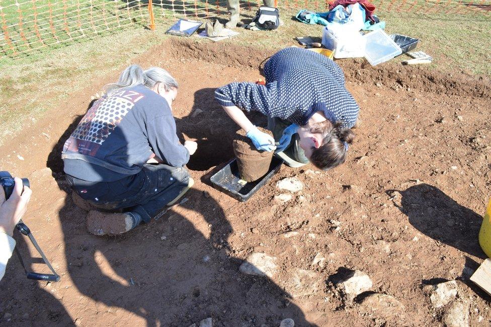 Dr Linda Fibiger, project Osteoarchaeologist, and Laura Ratcliffe, project conservator