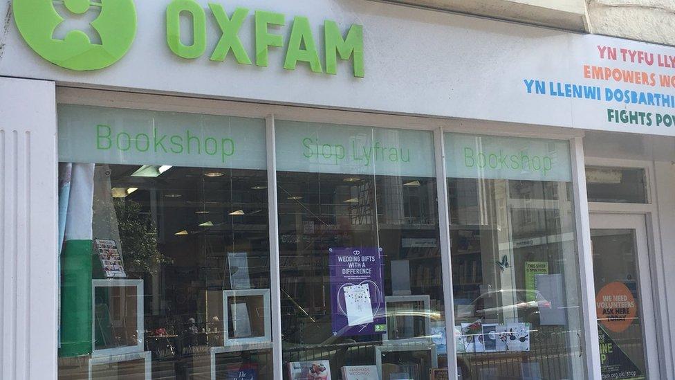 siop oxfam heb yr addurniadau