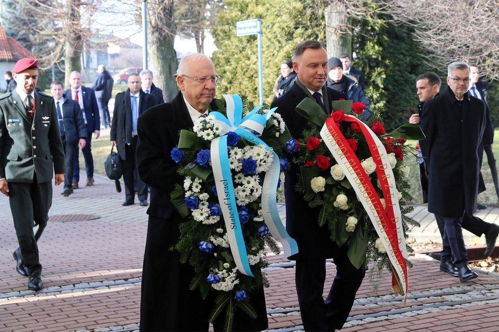 The presidents of Israel and Poland lay wreaths together