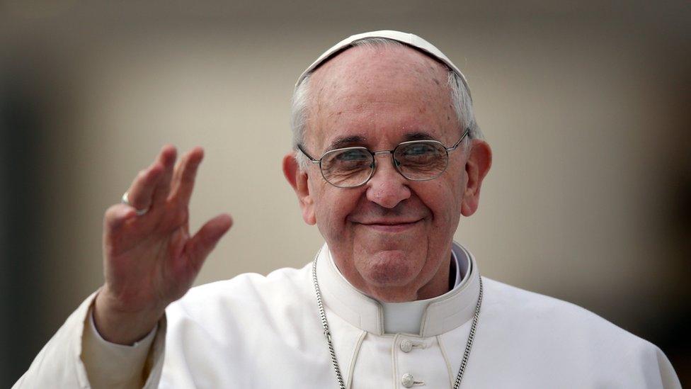 Pope Francis waves to the crowd 27 March 2013