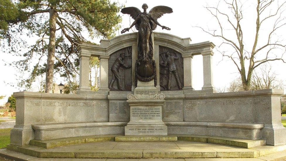 Memorial to Titanic engineers in Southampton