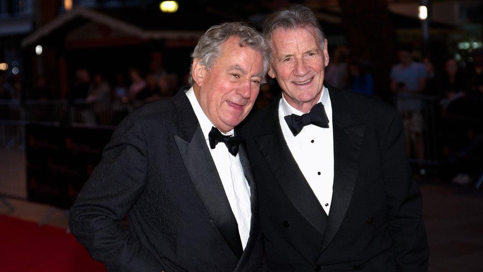 Derbyniodd Terry Jones wobr arbennig BAFTA gan Michael Palin, ei hen gyfaill o griw Monty Python.