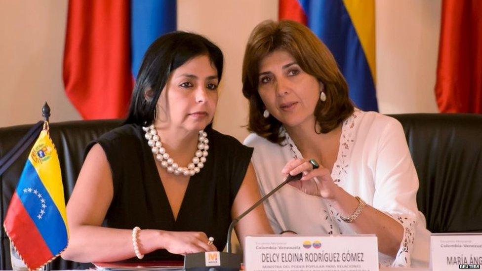 Colombia's Foreign Minister Maria Angela Holguin (right) talks with her Venezuelan counterpart Delcy Rodriguez before a bilateral meeting in Cartagena on 26 August, 2015.