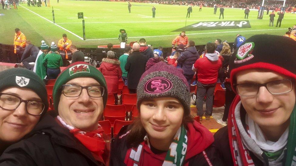 Gwylio Cymru'n chwarae rygbi yn erbyn Iwerddon yn Stadiwm y Principality