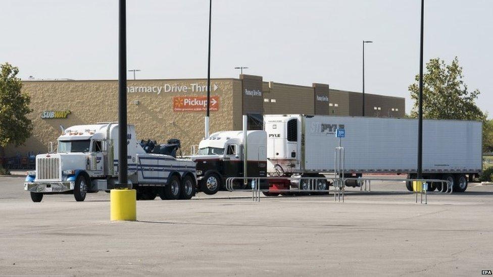 Officials tow a truck that was found to contain 38 suspected illegal immigrants in San Antonio, Texas, USA, 23 July 2017.