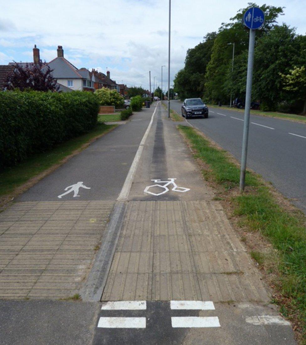 Cycle path of a wonky bike marking