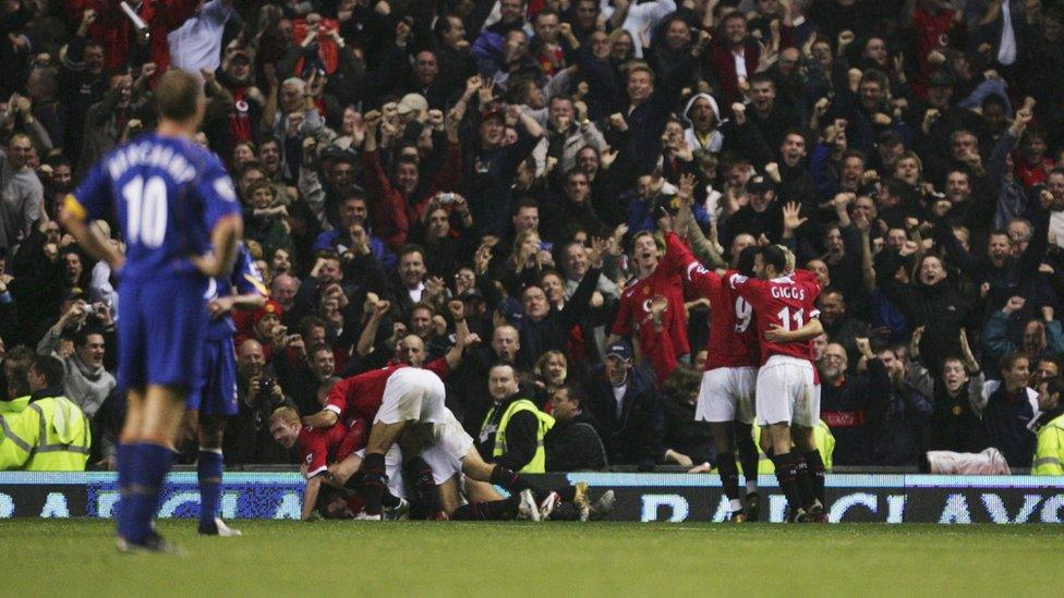 Manchester United players celebrate during the FA Barclays Premiership match between Manchester United and Arsenal at Old Trafford on October 24, 2004 in Manchester, England.