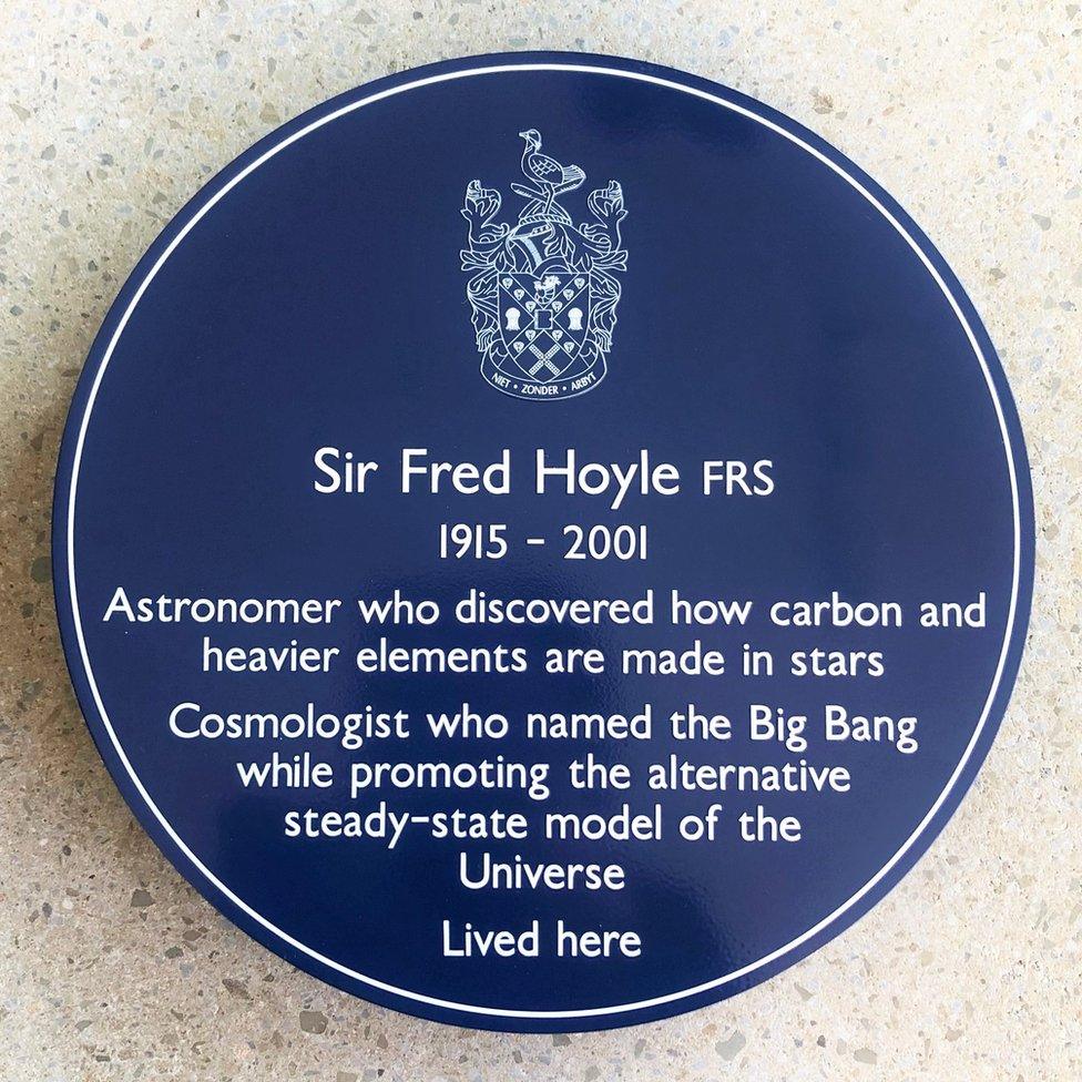 Blue plaque to Sir Fred Hoyle, scientist