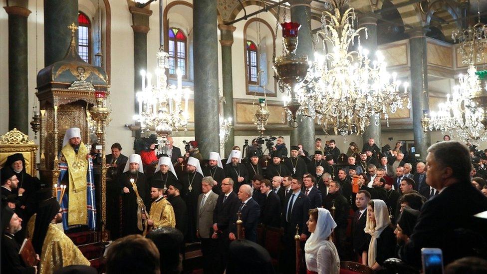 Ukrainian President Petro Poroshenko (R) and Metropolitan Epifaniy (2nd L), head of the Orthodox Church of Ukraine, attend a ceremony marking the new Ukrainian Orthodox church's independence, at St George's Cathedral, the seat of the Ecumenical Patriarchate, in Istanbul, Turkey, on 5 January 2019