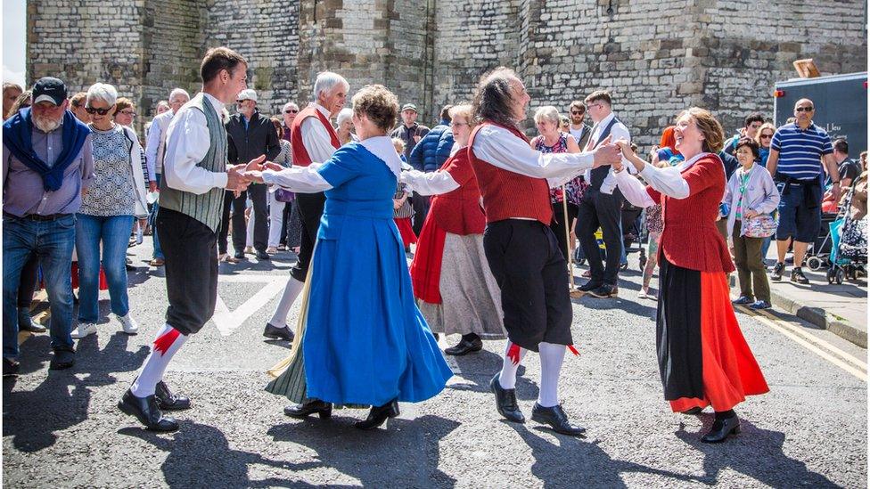 Dawnswyr Caernarfon yn dawnsio wrth y castell