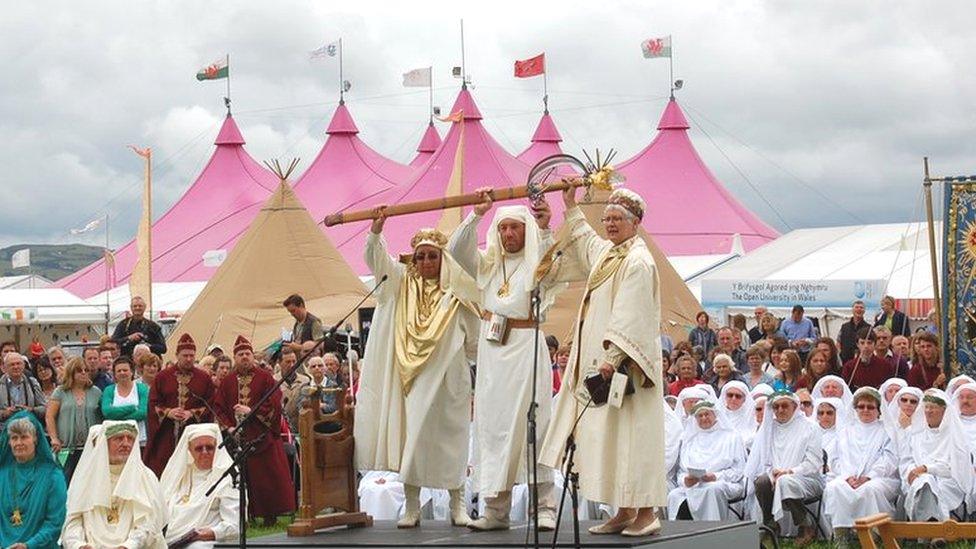 Yr Archdderwydd yn cau'r Orsedd yn Eisteddfod Genedlaethol Sir Ddinbych a'r Cyffiniau 2013