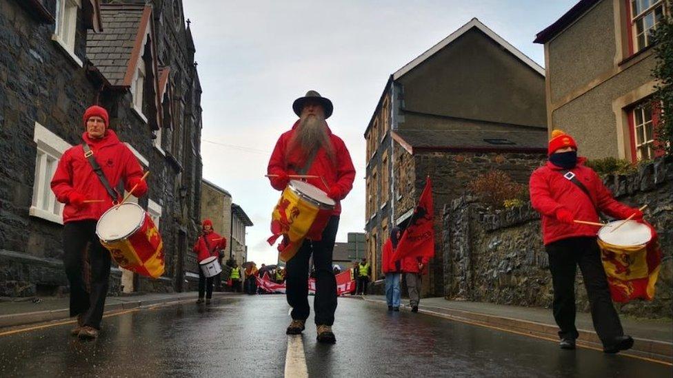 Gorymdaith protest ail dai Llanrwst