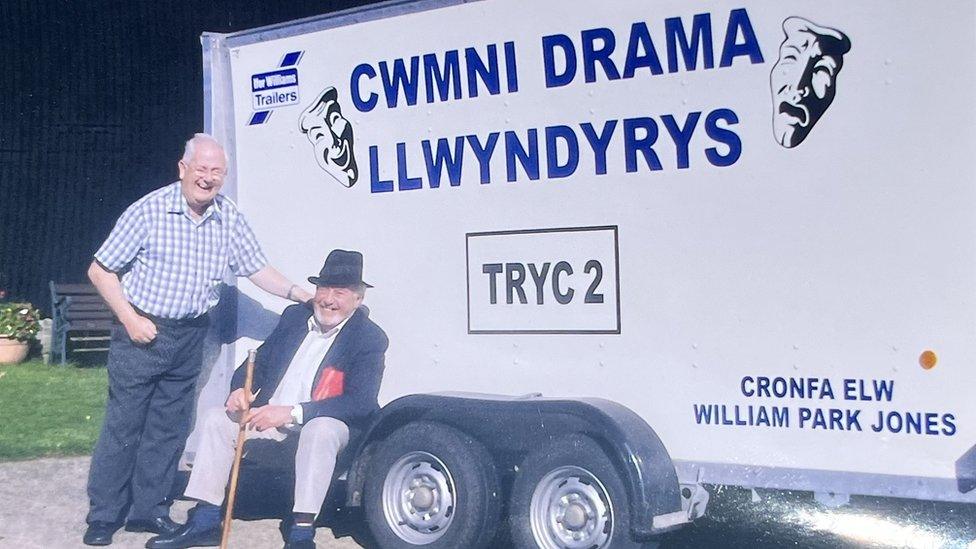 Llwyndyrys