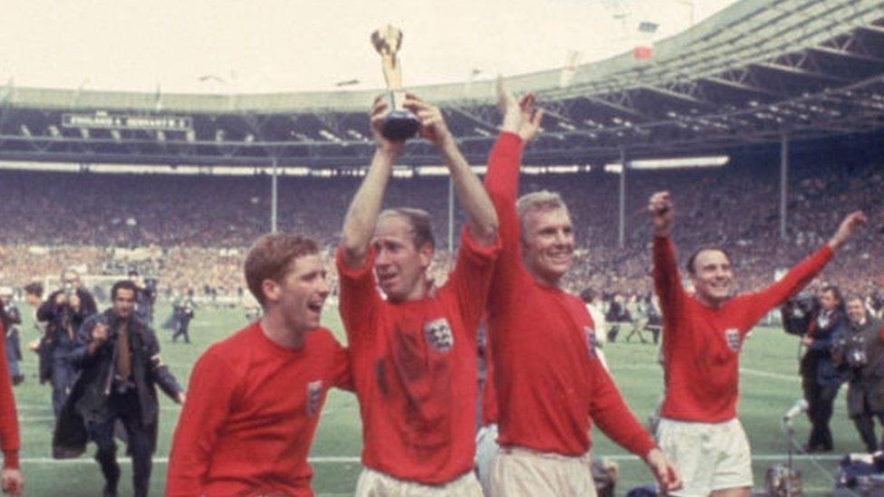 Bobby Charlton world cup lift