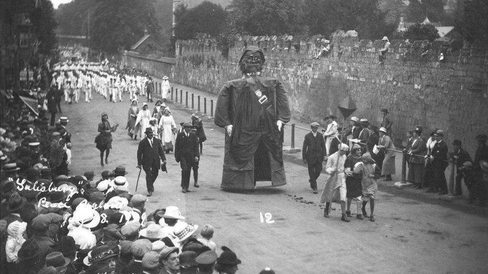 Black and white photo of Christopher the Giant parading through Exeter Street in 1919