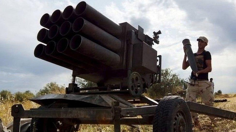 A Syrian rebel prepares a rocket launcher in the Deraa countryside (12 May 2015)