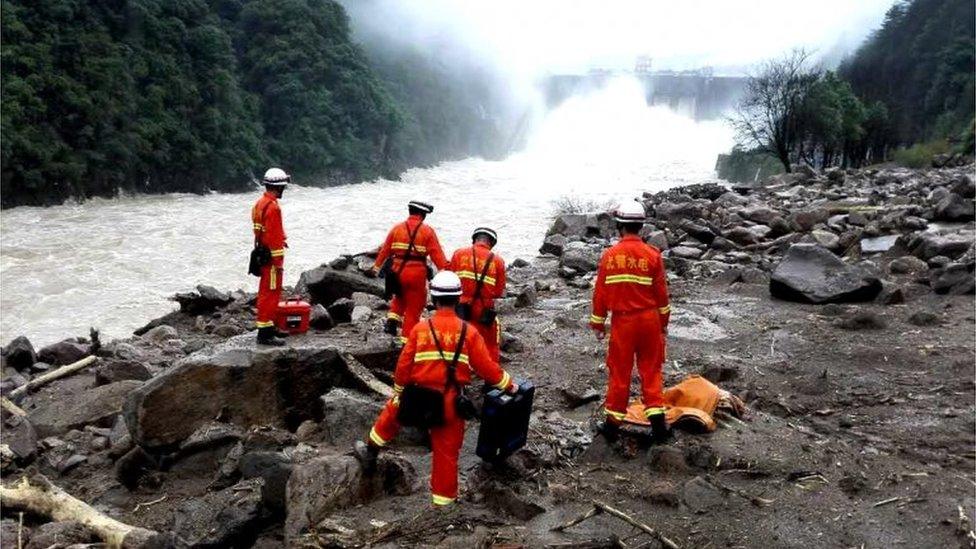 Rescue workers search for signs of life under landslide rubble in Taining county, Fujian, China (8 May 2016)