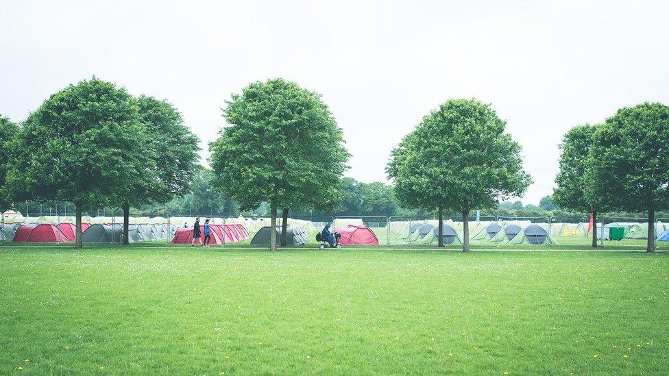 Bydd cannoedd o gefnogwyr yn cysgu dan y sêr yng nghaeau Pontcanna