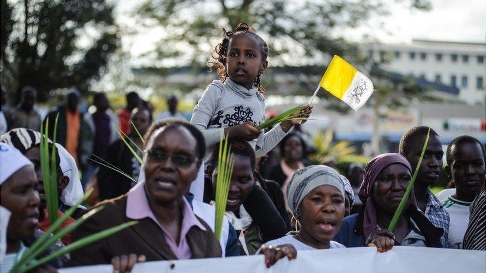 Kenyans wait to see the convoy transporting Pope Francis during his visit to Africa in Nairobi on November 25, 2015.