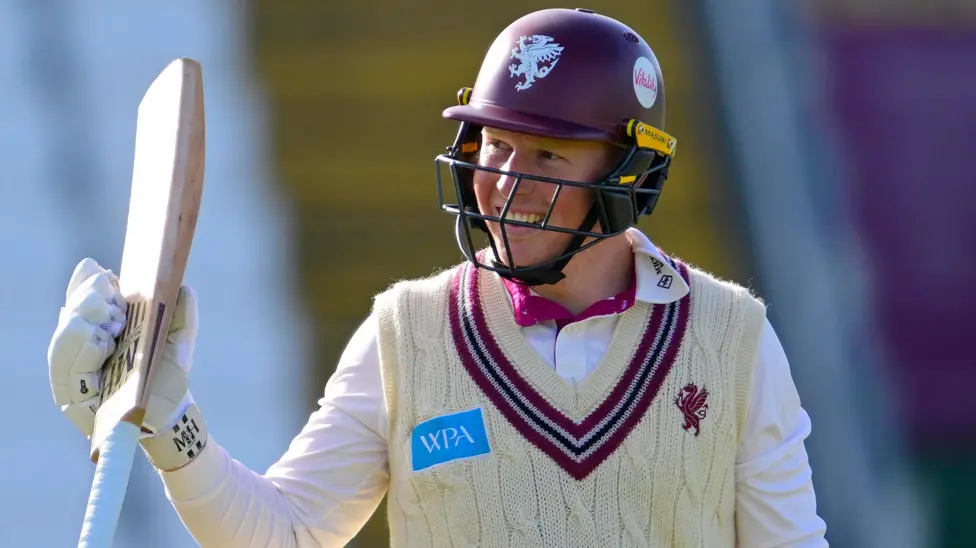 Rew ayuda a Somerset a conseguir una buena ventaja contra Notts.