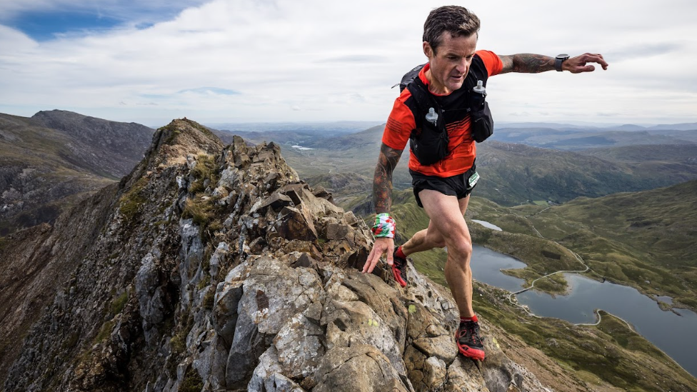 Owen Rees yn camu'n ofalus ar Crib Goch