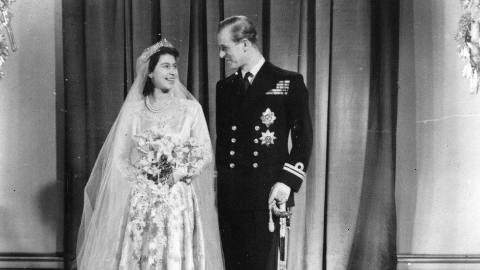 Y Dywysoges Elizabeth a Philip Mountbatten ar ddiwrnod eu priodas, 1947