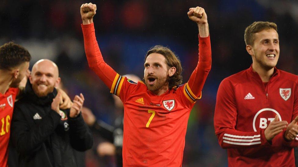 Joe Allen yn dathlu