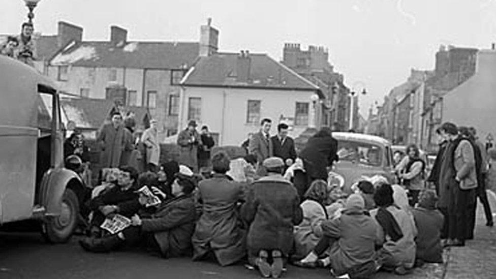 Protest gyhoeddus gyntaf Cymdeithas yr Iaith yn Chwefror 1963 ar Bont Trefechan, Aberystwyth