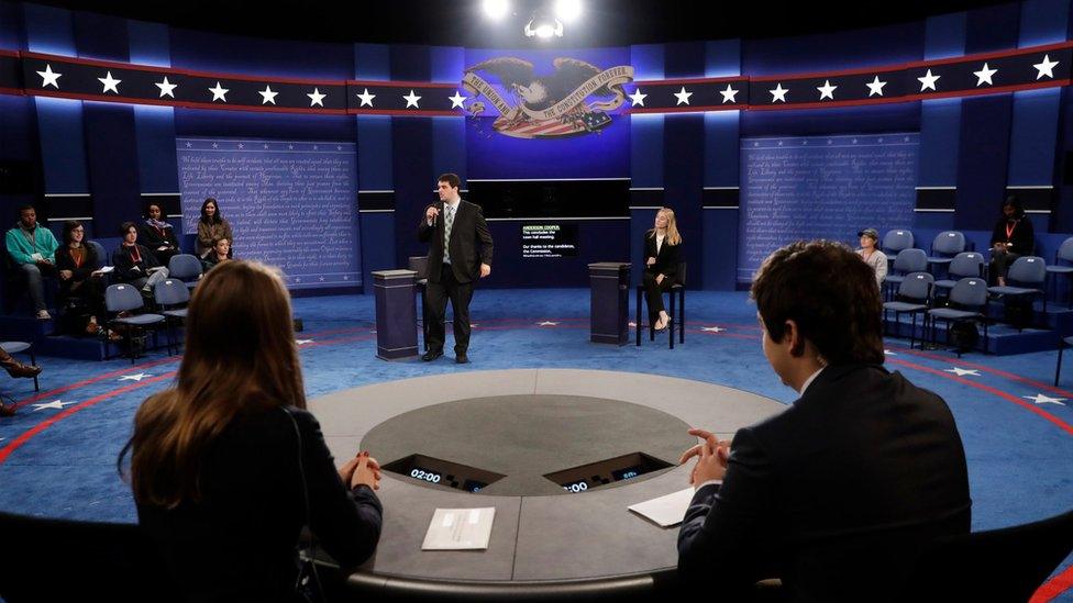 Students stand in on stage before the second presidential debate between Republican presidential nominee Donald Trump and Democratic presidential nominee Hillary Clinton at Washington University in St. Louis, Sunday, 9 October 2016