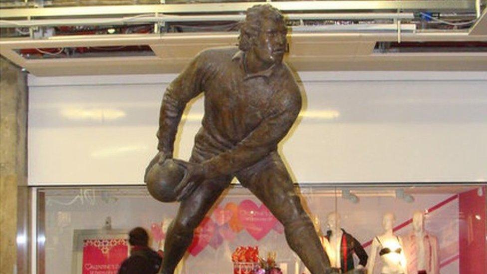 Statue of rugby player Gareth Edwards in St David's Centre