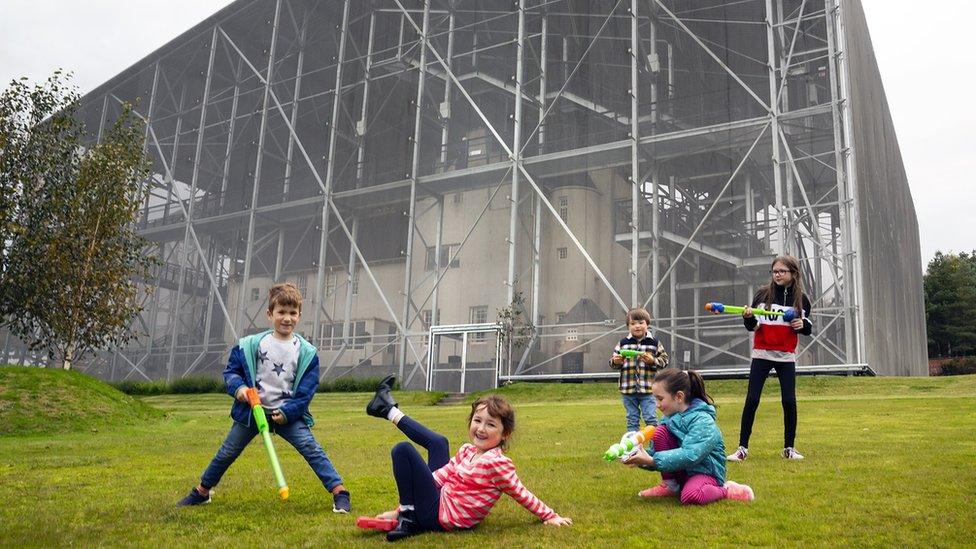 children-outside-the-hill-house