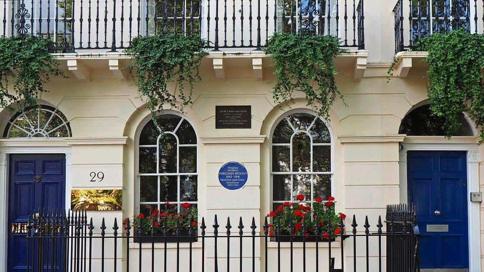 A blue plaque dedicated to the writer Virginia Woolf