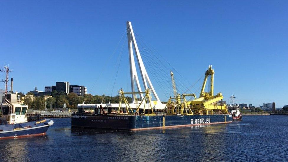 Govan-Partick bridge arrives in Glasgow on a barge