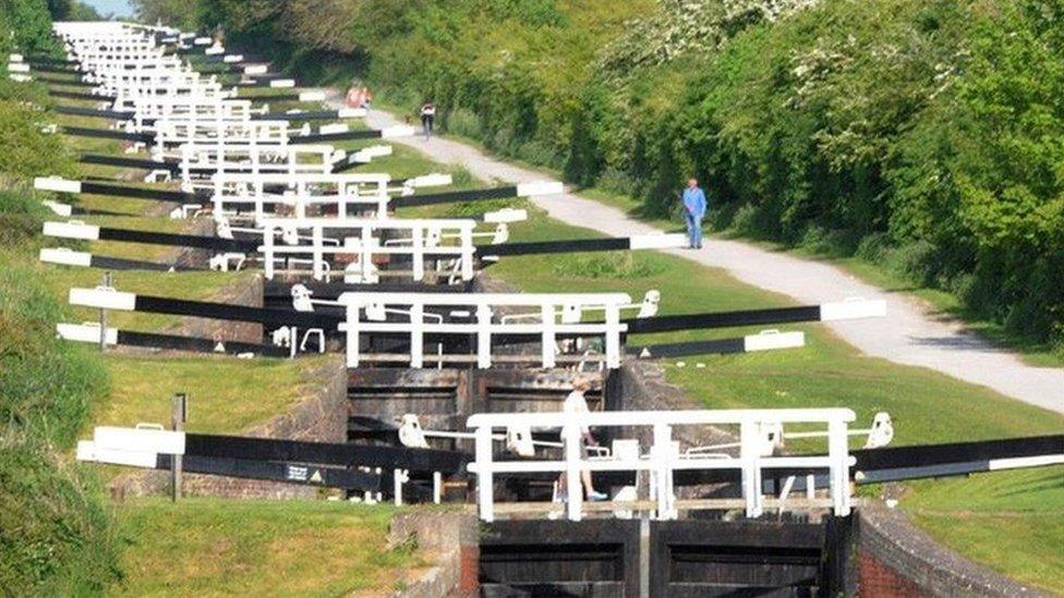 Caen Hill lock repairs